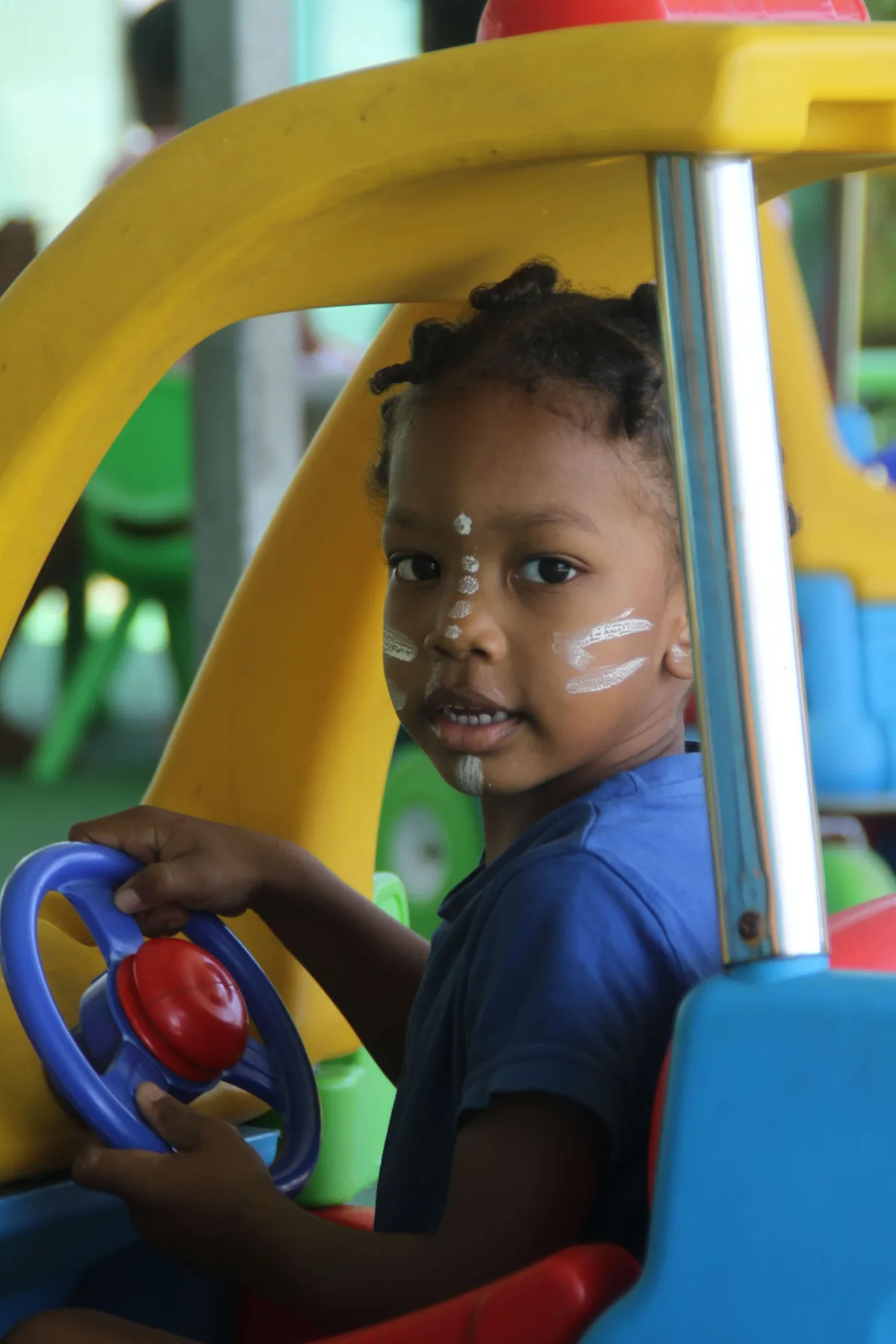 Un enfant profite des jeux proposés par Les P’tites Bouilles